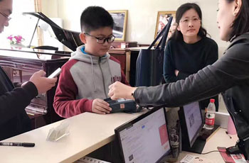 对于琴童来说,的礼物是钢琴 对于琴童来说,的礼物是钢琴